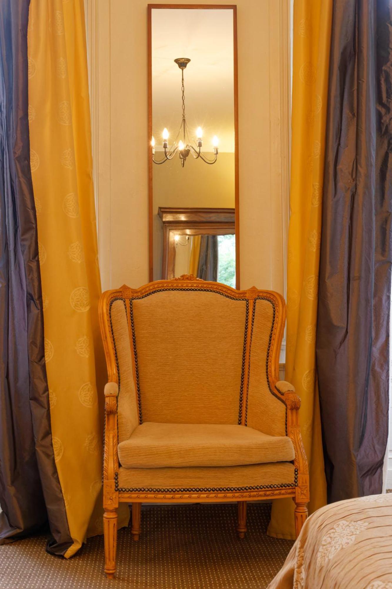 Chateau Du Four De Vaux 2*